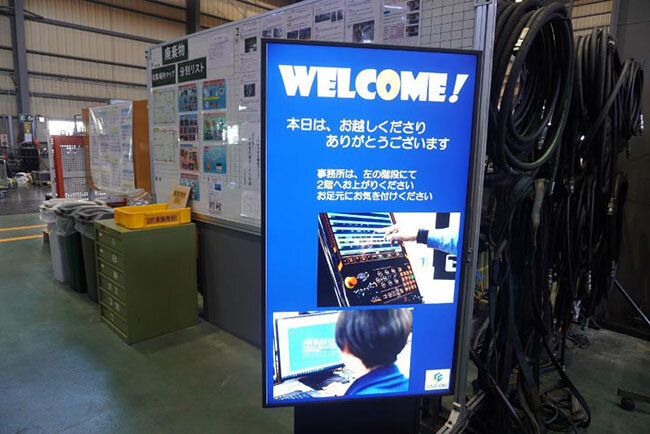 工場見学者向けにデジタルサイネージを活用している