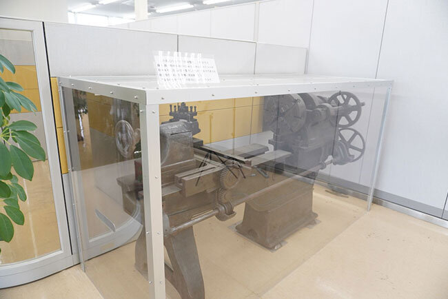 昭和時代初期に製造されたオキナヤの技術を物語る掛け旋盤