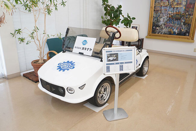 オキナヤの本社ロビーに展示されている電気自動車のサンプル