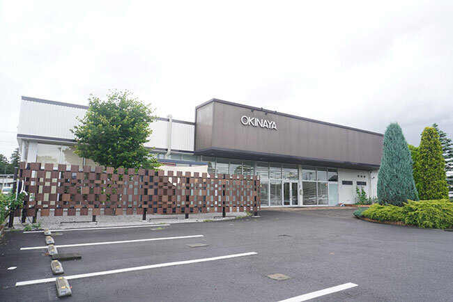 オキナヤの本社の外観