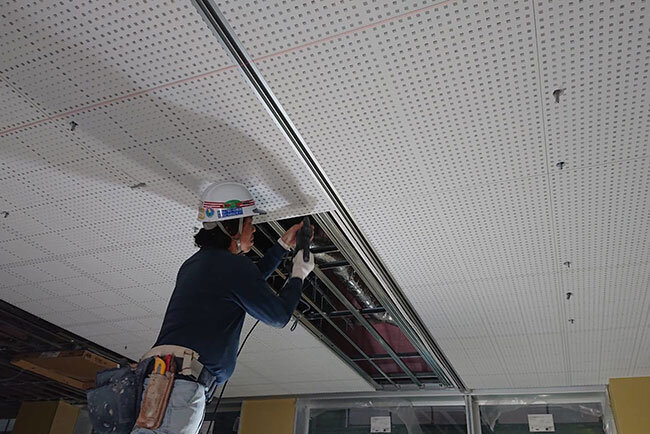 内装作業に取り組む湯本内装の従業員