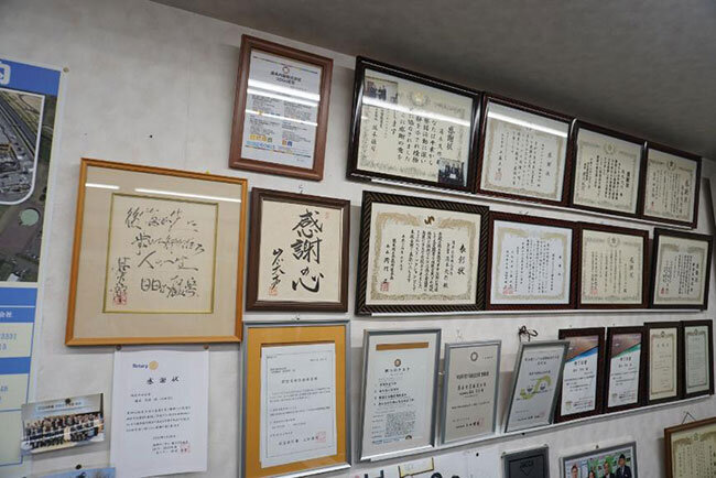 湯本内装の貢献活動に対して贈呈された数々の感謝状