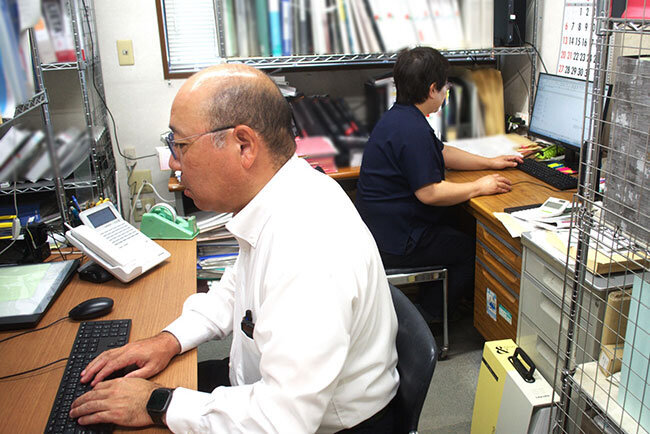 オフィス内で作業に当たる後藤寛之社長