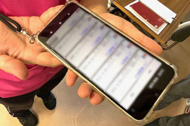 ナースコールとスマートフォンが連携している。誰がいつ対応したか一目でわかるようになっている