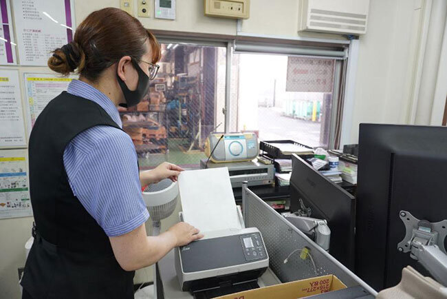 ドキュメントスキャナーで文書を読み取る様子