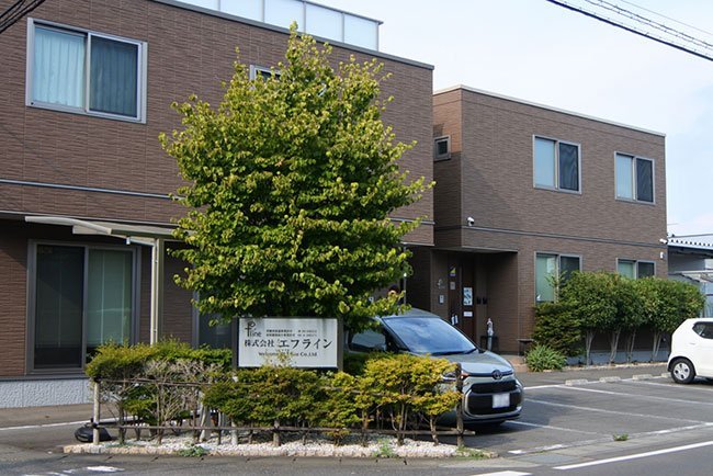 右の本社に続いて左の別館を竣工
