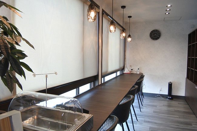 店舗の2階には社員が食事するコーナーや休憩室などがある
