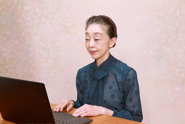 「勤怠管理システムの導入で事務担当者と現場の意思疎通の課題が解消された」と語る松村陽子取締役顧問