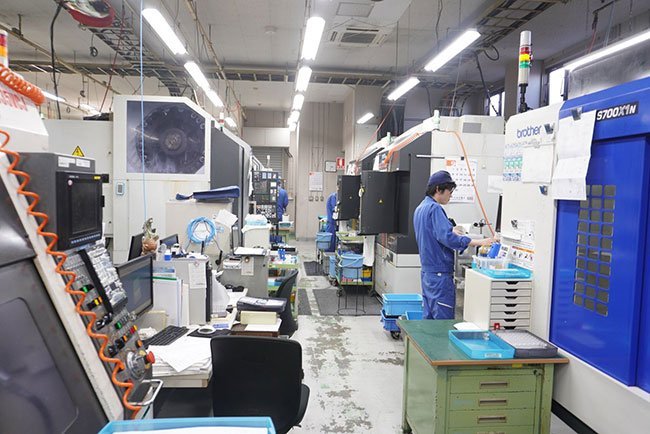 多種多様な工作機械をそろえる京都樹脂精工の生産現場