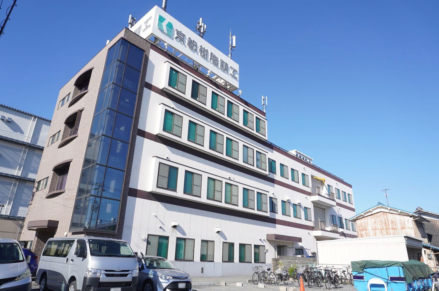 京都樹脂精工の本社の外観