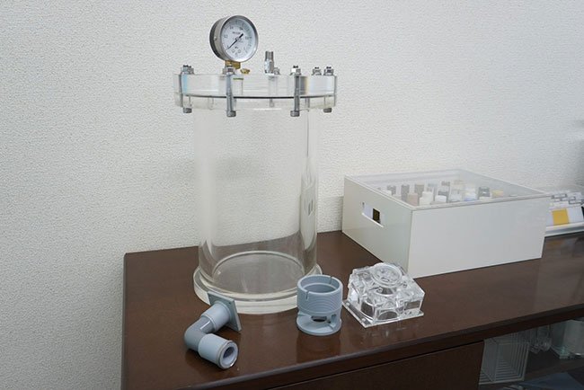 京都樹脂精工が開発したアクリル製の耐圧水槽