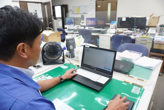 図面管理システムで図面を確認する様子