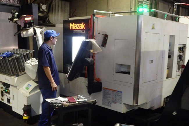 採択された事業再構築補助金により導入した産業用ロボット（左側奥）とNC旋盤システム