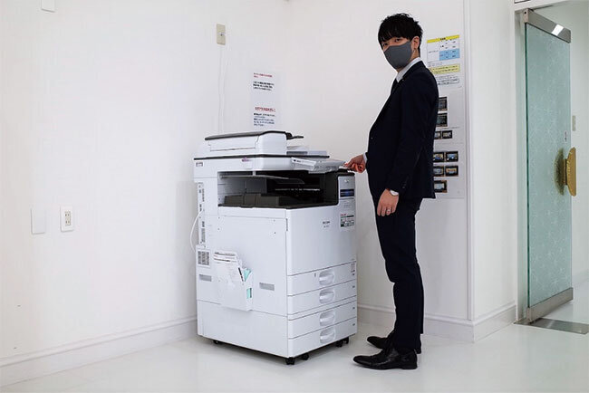 廊下の片隅に設置された複合機。ネットワークに接続され、学生が自由に使うことができる