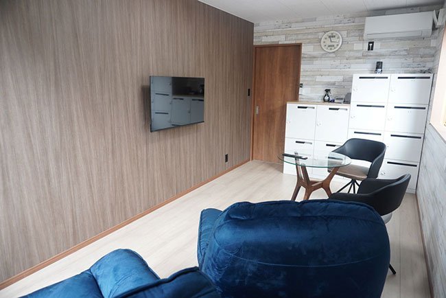 テレビやソファを備えた従業員のための休憩室