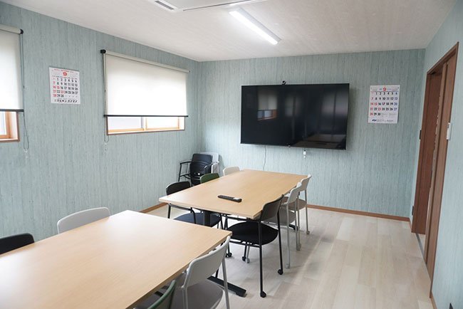 モニターを備えた会議室