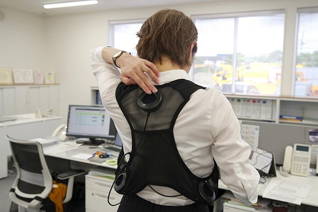 熱くなった社員の体を冷やすデバイスがついた冷却ベスト