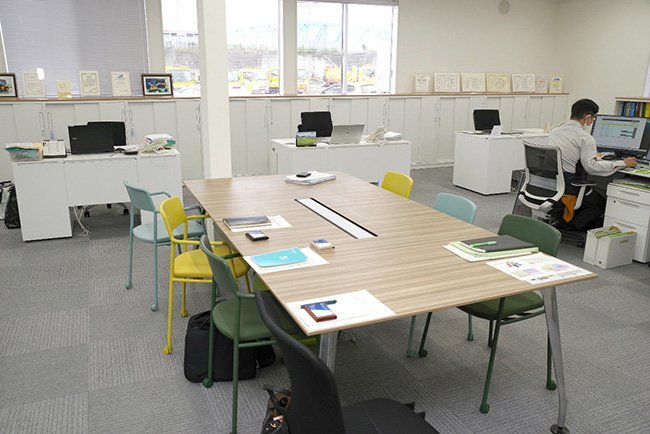 社内コミュニケーションのための場所。数人単位の打合せが複数同時に可能で、その中から新たなコミュニケーションが生まれることもある