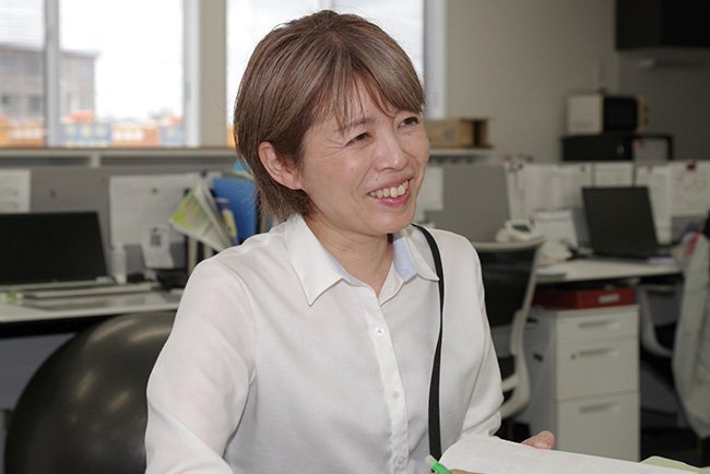 健康器具を導入し生保会社とも話して「健康経営」の推進に努めてきた松浦香織課長。AIの活用にも意欲を見せる