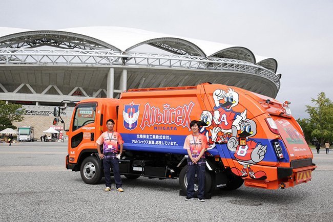地元Jリーグチームのアルビレックス新潟のサポートカンパニーとしてロゴやキャラクターをペイントしたラッピングゴミ収集車を走らせている。（画像はホームページから転載）
