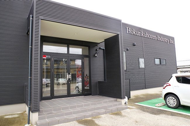 黒い外観で統一された本社屋