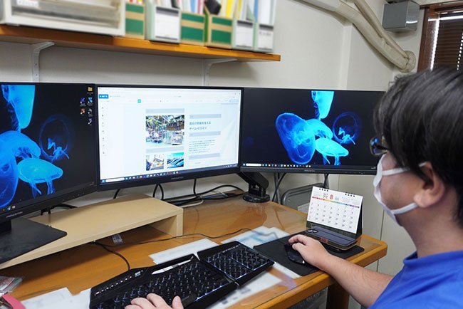 ホームページ作成システムを使ってホームページを編集する様子