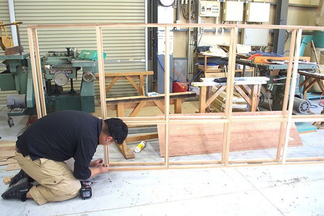 舞台装飾の製作などがもともと得意で、今もなお、社員らが責任を持ってひとつひとつ作り上げている