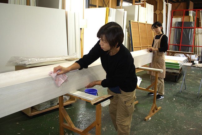 イベント会場の柱などを仕上げている様子