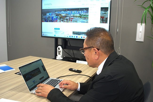 イベント状況を確認する丸山慶之社長