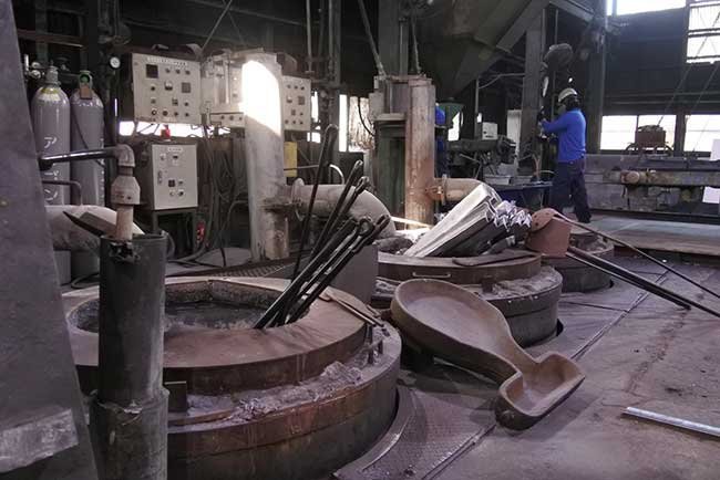 アルミ合金のインゴットを溶かすガス炉=本社工場