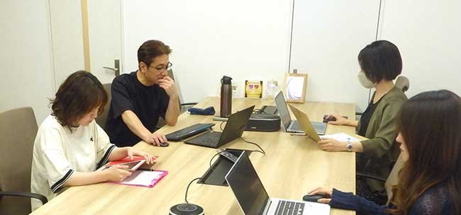 成長戦略を検討する社内会議