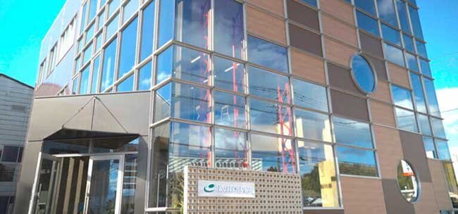 ひときわ目を引く本社ビル