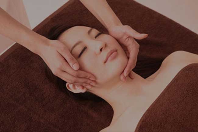 スロータスのフェイシャルトリートメント