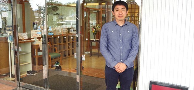 三納の里のエントランスで相澤茂三星会理事長