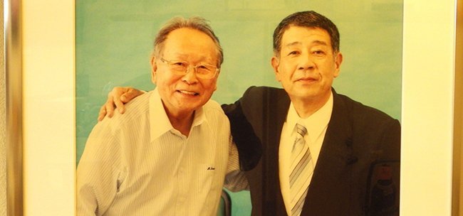 三納の里初代施設長の富永英雄氏（左）と三星会初代理事長の相澤潔氏（右）
