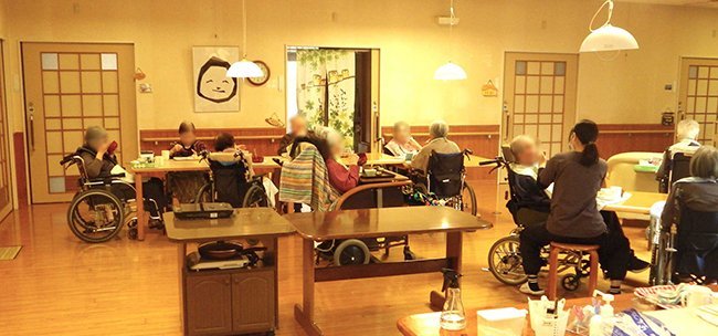 リビングスペースの周りに入居者の居室があるのがユニット型の特徴