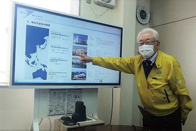 滝田が導入したインタラクティブホワイトボード。下に置いてあるのがカメラだ。