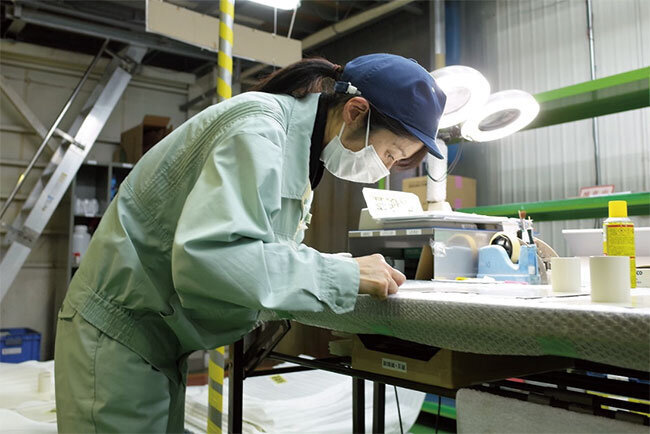 製品をチェックする社員。少ロット多品種の製品受注にも対応している