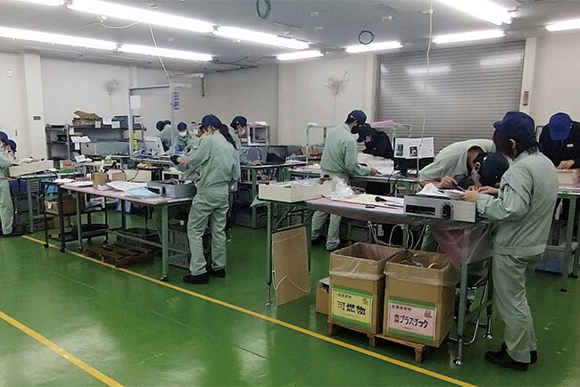 工場には女性の姿を多く見かける