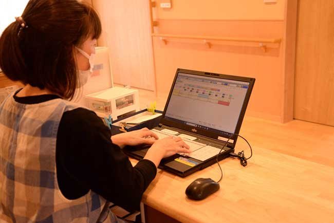 ユニットごとにパソコンを設置し、介護士はその場で記録作業を行っている