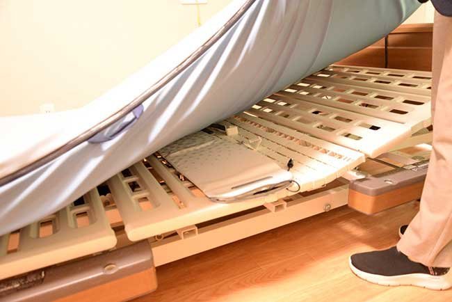 利用者のベッドに設置された介護ロボット（ベッドセンサー）は心拍や呼吸数などの生体信号を計測。夜間の見守りに安心感をもたらしている