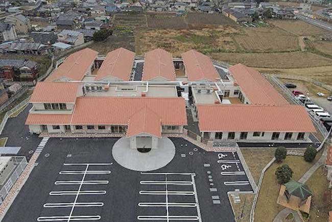 特別養護老人ホーム結和の里を上空から望む。施設前の駐車場は災害時の支援拠点としても想定されている