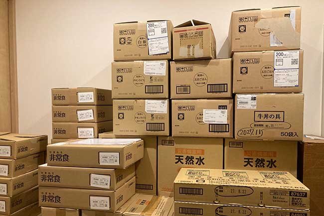 災害時にはライフラインがストップすることから、利用者が通常と同じように食事ができるよう、食料備蓄は欠かさない。また、地域住民のための支援物資も備えている