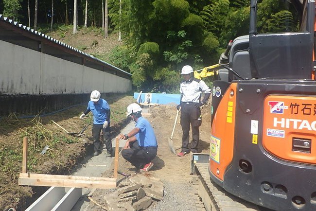 納得できる仕事のために無理な値引きをしない姿勢が信頼獲得につながっている（写真は、湧水処理工事を行っているところ）