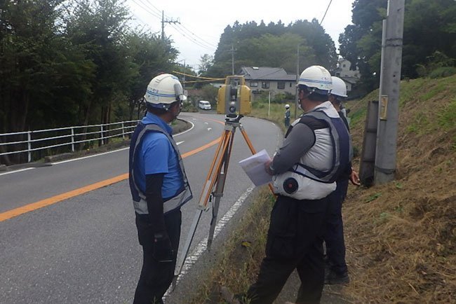 舗装路の修繕工事はICT測量機で負担軽減（写真は下高舗装修繕にICT測量を使用しているところ）