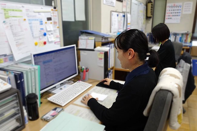 現場とオフィスをつなぐ建設ディレクターが、現場の負担軽減と生産性向上に取り組んでいる