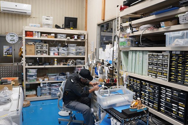 オーテック工業は、車両に搭載する機器を社内で製作している