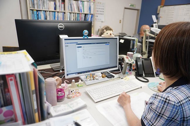 勤怠管理システムを活用する様子