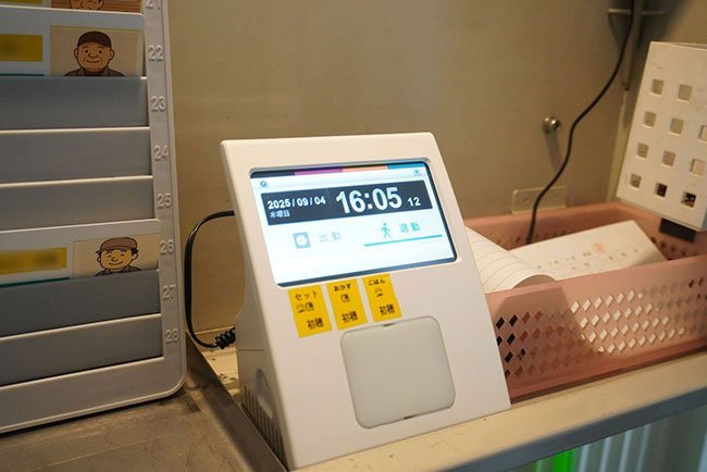 勤怠管理システムと連動したICカードのカードリーダー