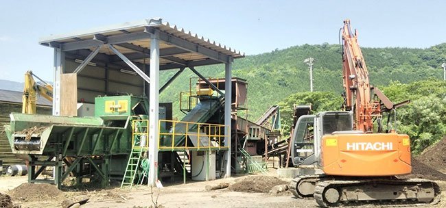 全国の森林組合でも数少ない間伐材などのリサイクル設備